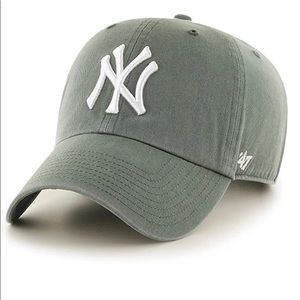 NEW YORK YANKEES 47 BRAND CLEAN UP DAD HAT MOSS GREEN